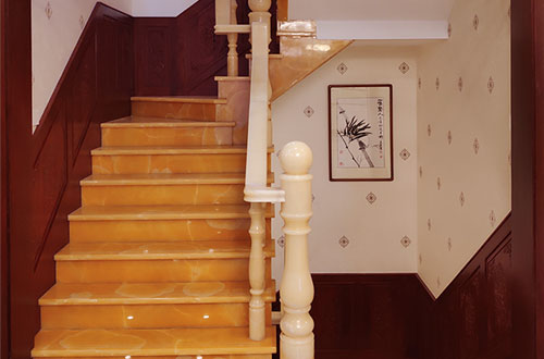 洛阳中式别墅室内汉白玉石楼梯的定制安装装饰效果